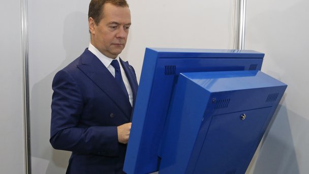 Дмитрий Медведев во время тайного голосования на XVIII съезде Всероссийской политической партии «Единая Россия»