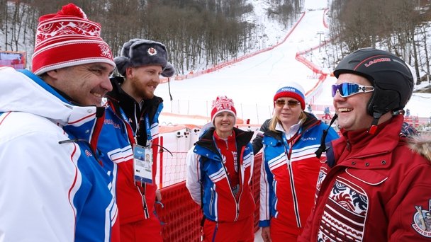 С президентом Федерации горнолыжного спорта и сноуборда России Светланой Гладышевой, слаломисткой Анастасией Попковой и вице-президентом Федерации горнолыжного спорта и сноуборда России Леонидом Мельниковым