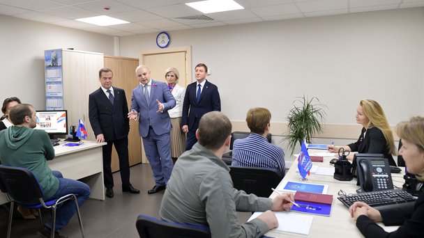 Дмитрий Медведев осмотрел кабинет бесплатной юридической помощи